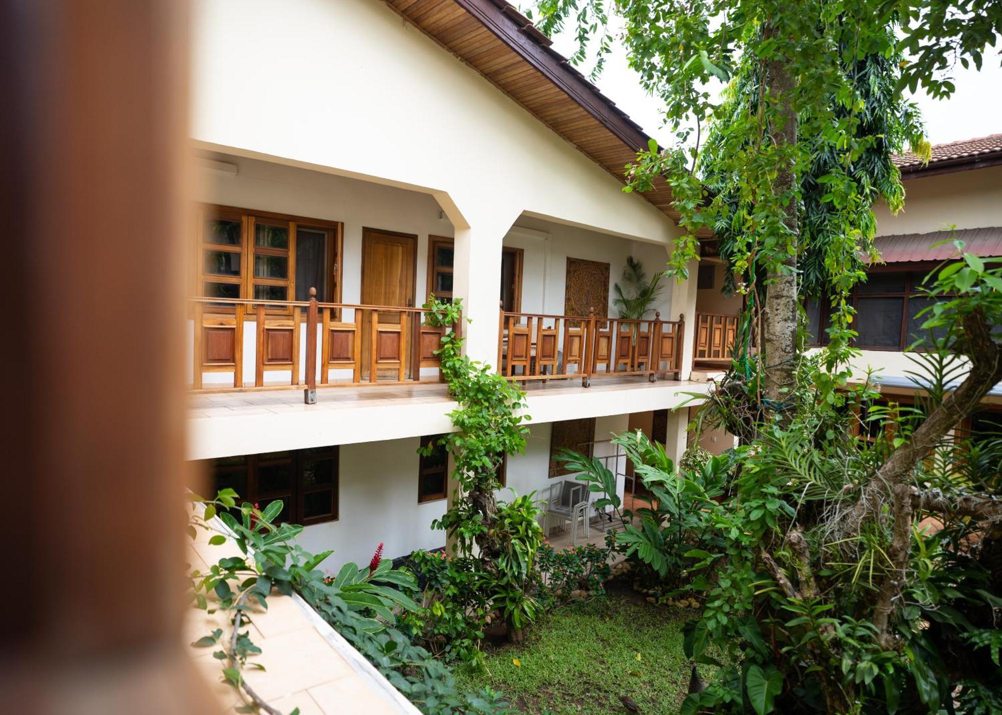 Esther'S Hotel Acra Exterior foto