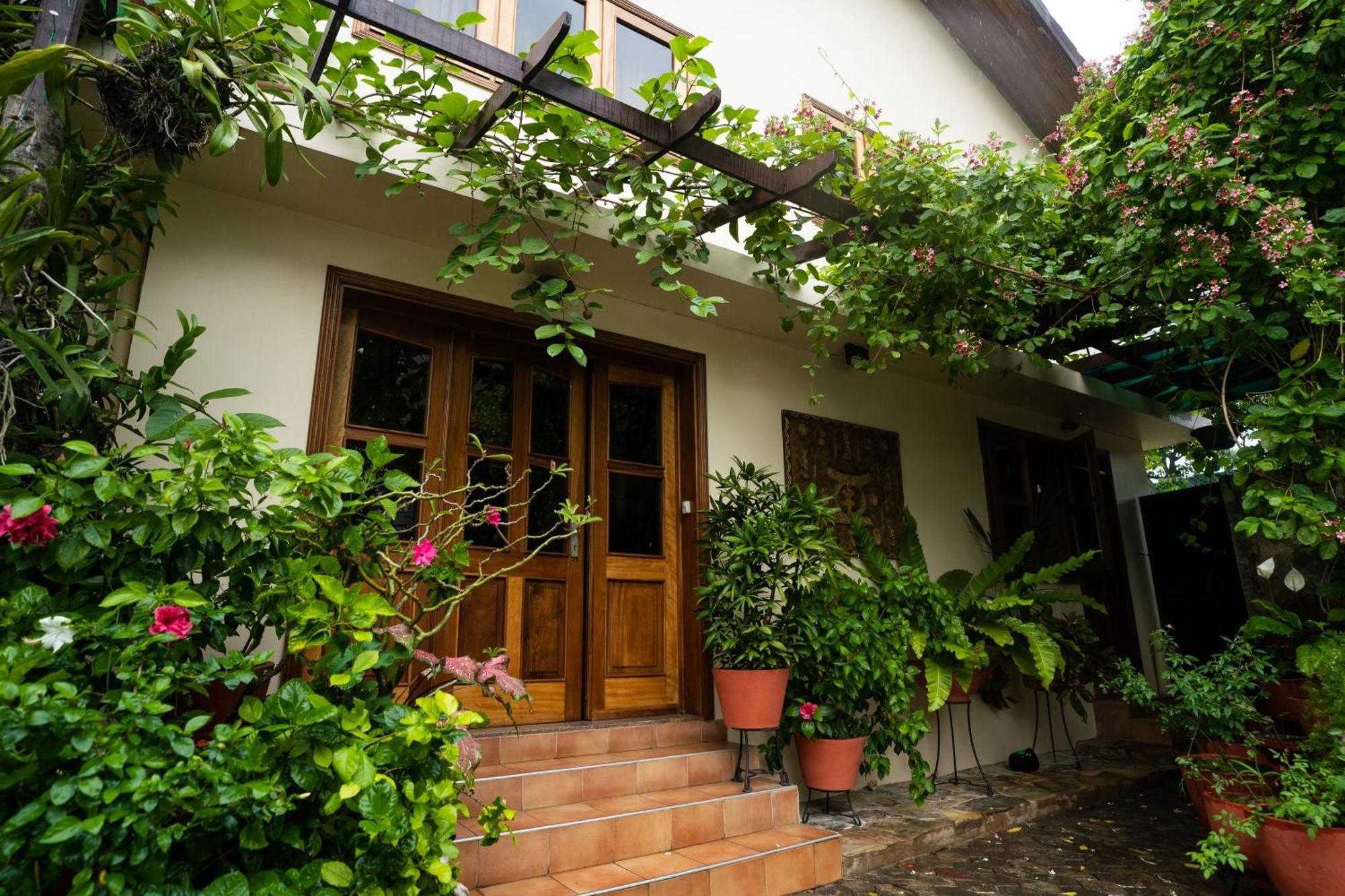 Esther'S Hotel Acra Exterior foto